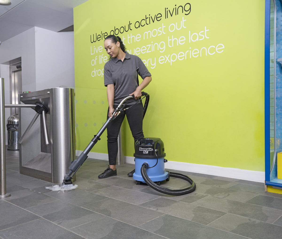 Numatic CTB370NX en situation : lavage d’un hall d’entrée avec la lance X-tract
